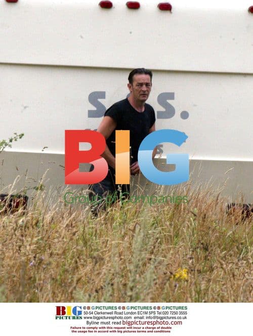 Actor on set of Footballers Wives