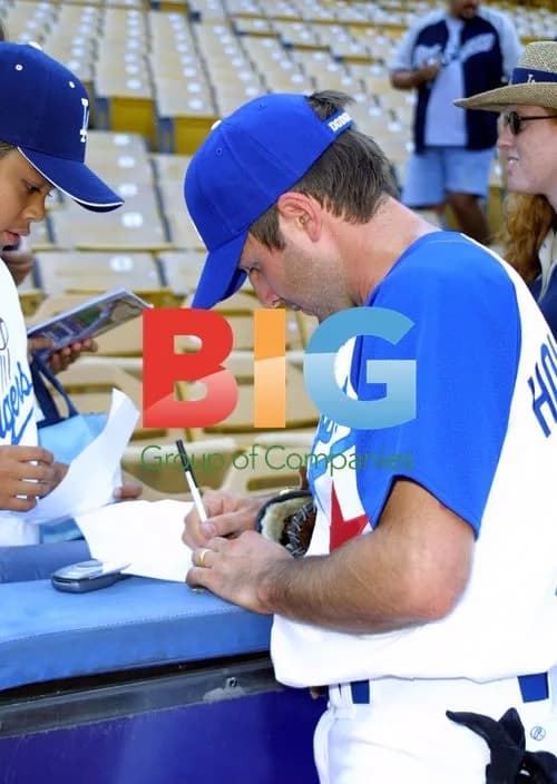 David Arquette signs autographs at baseball game