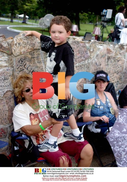 Fans Gather Outside Graceland for Elvis 25th Death Anniversary