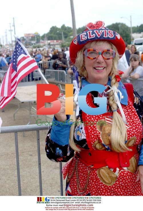 Elvis fans pay tribute at Graceland