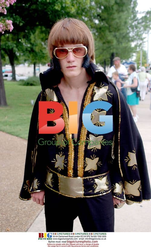 Elvis fans pay tribute at Graceland on 25th anniversary