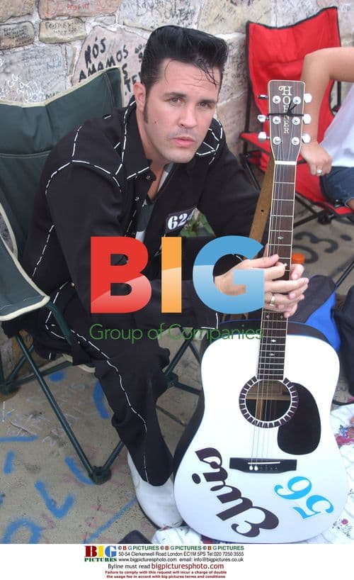 Elvis fans gather outside Graceland for 25th anniversary