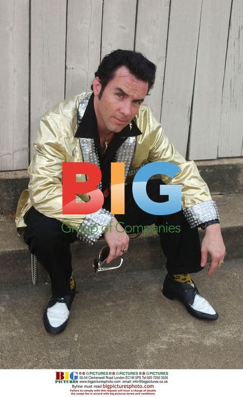 Elvis fans gather at Graceland on anniversary