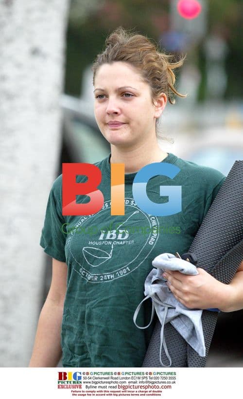 Drew Barrymore walks to yoga, shops in Santa Monica