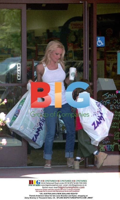 Pamela Anderson and sons shopping
