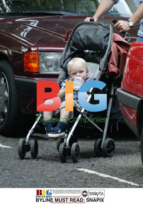 Samantha Janus and family take walk in London