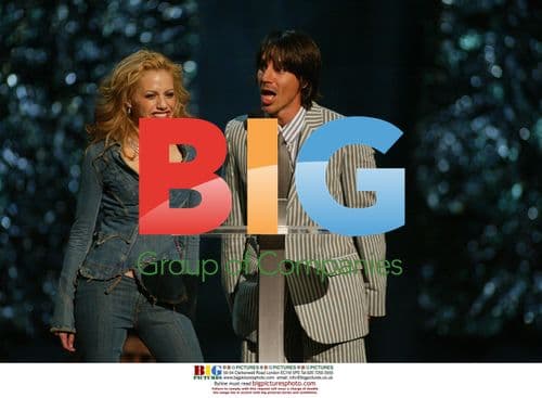 Heather Graham and Anthony Kiedis at 2002 MTV VMAs