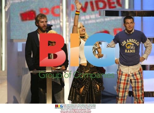No Doubt win Best Group Video at 2002 VMAs
