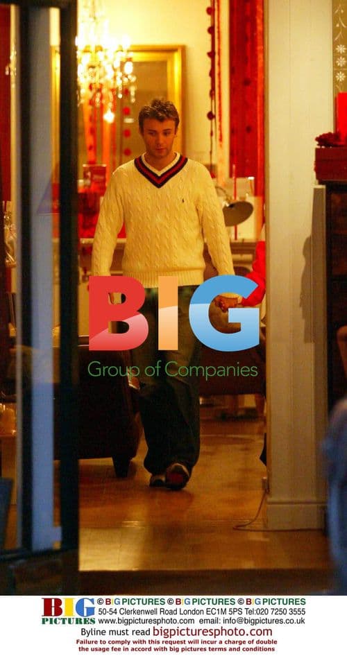 Robbie Williams ex-flat Jonathan Wilkes shopping