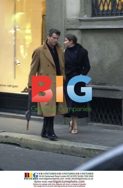 Pierce Brosnan and Keely Shaye-Smith Christmas shopping