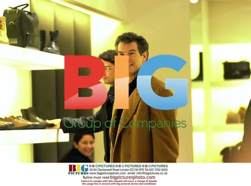 Pierce Brosnan and Keely Shaye-Smith Christmas Shopping