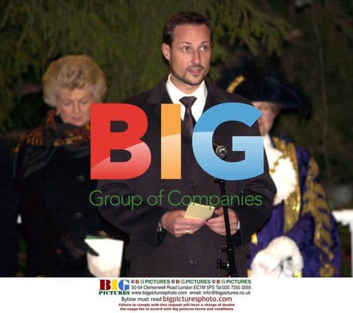 Norway's Crown Prince Haakon and wife light Christmas tree