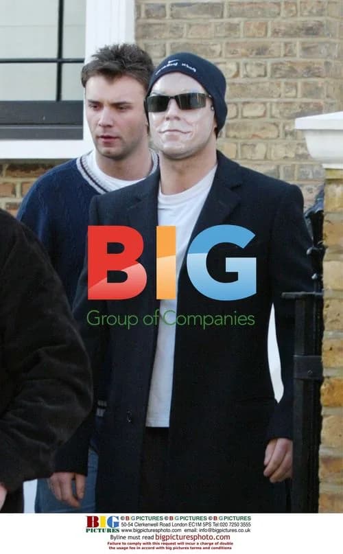Robbie Williams Departs London Home