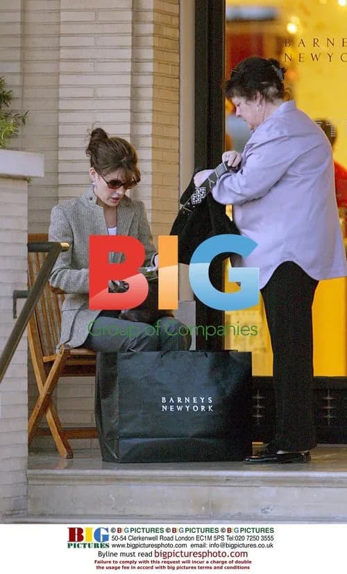 Lara Flynn Boyle Christmas Shopping