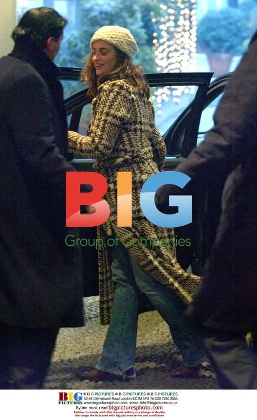 Penelope Cruz Christmas Shopping in Milan