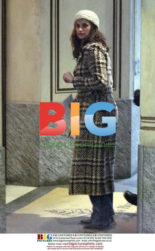 Penelope Cruz Christmas Shopping in Milan