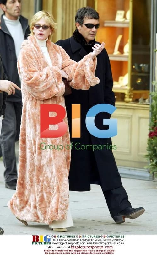 ANTONIO BANDERAS AND MELANIE GRIFFITH CHRISTMAS SHOPPING IN PARIS