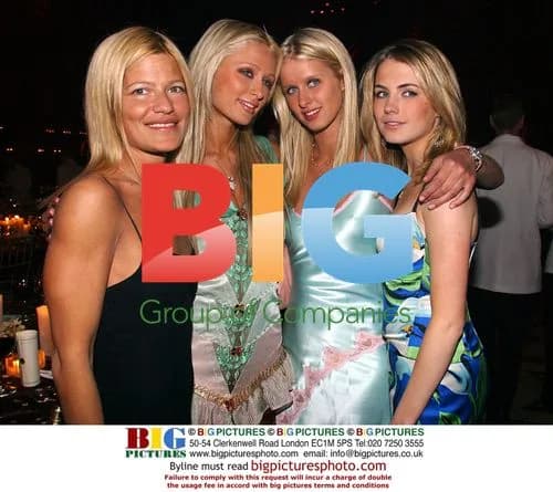 Lizzie Grubman, Paris Hilton, Nicky Hilton and Amanda Hearst at Holiday Dinner