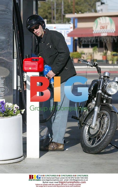 Keanu Reeves takes a mysterious bag to the dumpster