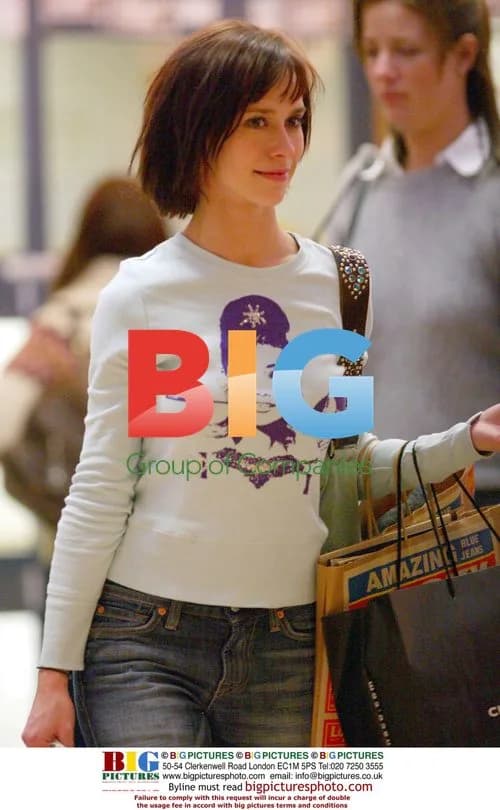 Jennifer Love Hewitt shopping