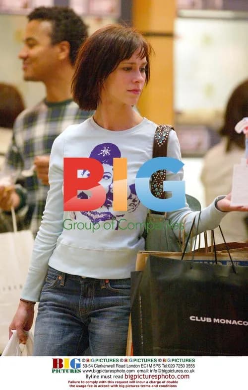 Jennifer Love Hewitt Shopping with New Haircut