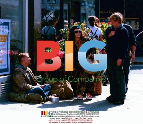 Joanna Lumley and Jennifer Saunders on AbFab Set