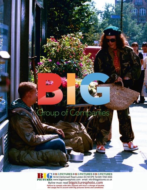 JOANNA LUMLEY AND JENNIFER SAUNDERS ON ABFAB SET