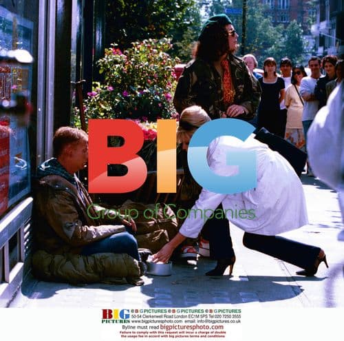 Joanna Lumley and Jennifer Saunders on 'Absolutely Fabulous' set