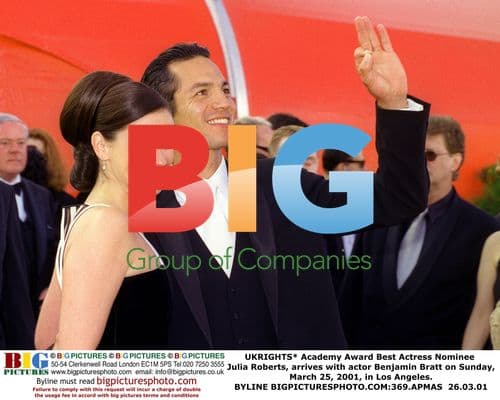 Julia Roberts and Benjamin Bratt at Oscars 2001