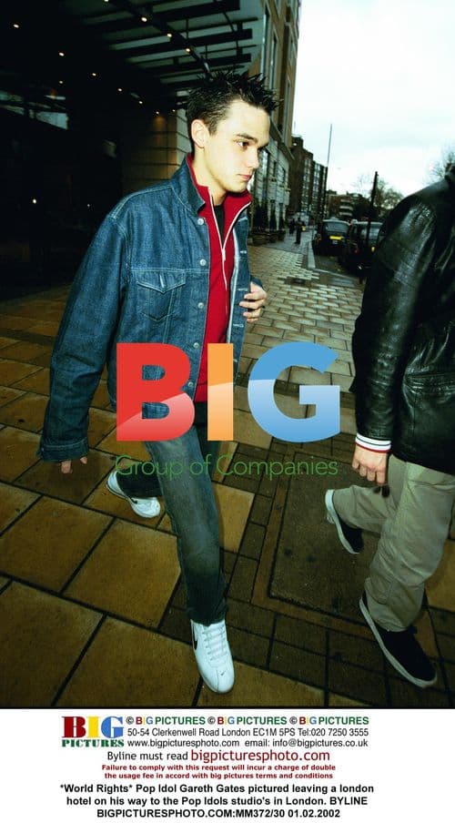 Pop Idol Gareth Gates leaves London hotel