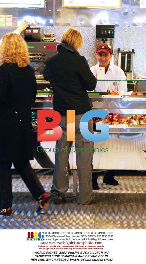 Zara Philips Buys Lunch in Mayfair