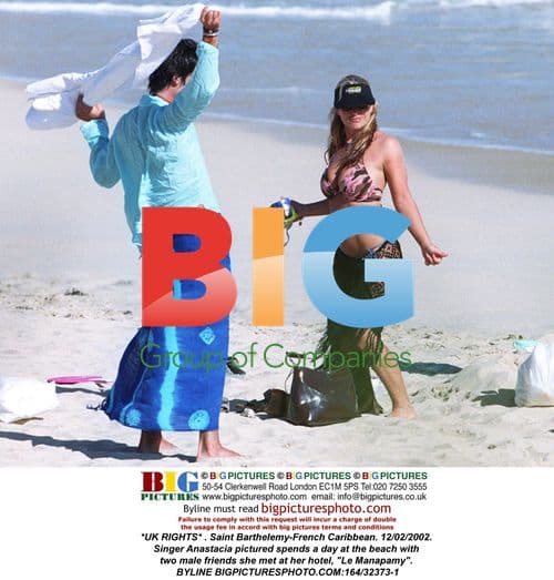 Anastacia Spends Beach Day with Friends