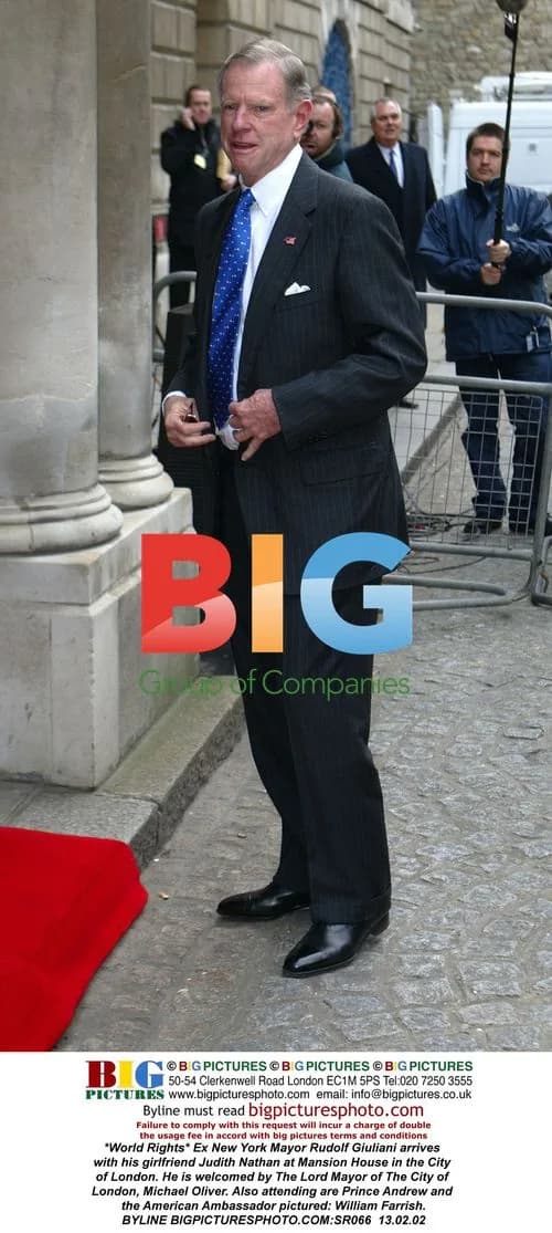 Giuliani and Nathan Arrive at Mansion House