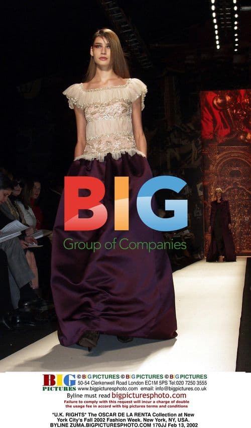 OSCAR DE LA RENTA Collection at NY Fashion Week 2002