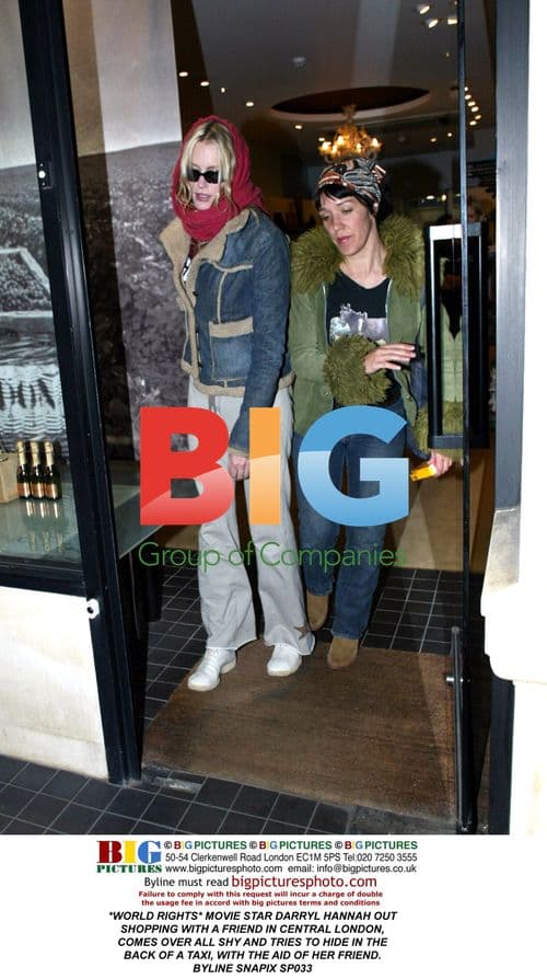 Darryl Hannah tries to hide in taxi