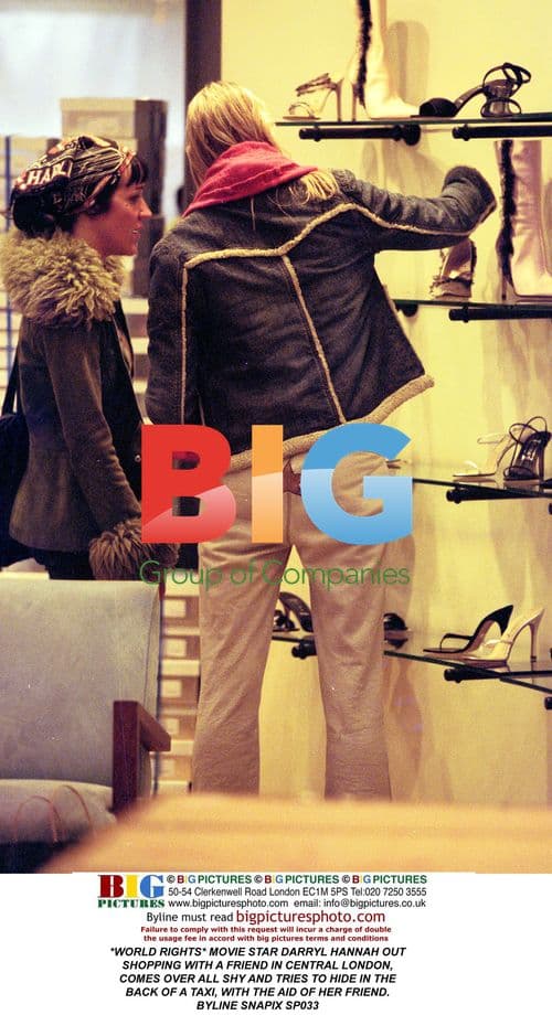 Darryl Hannah hides in taxi with friend