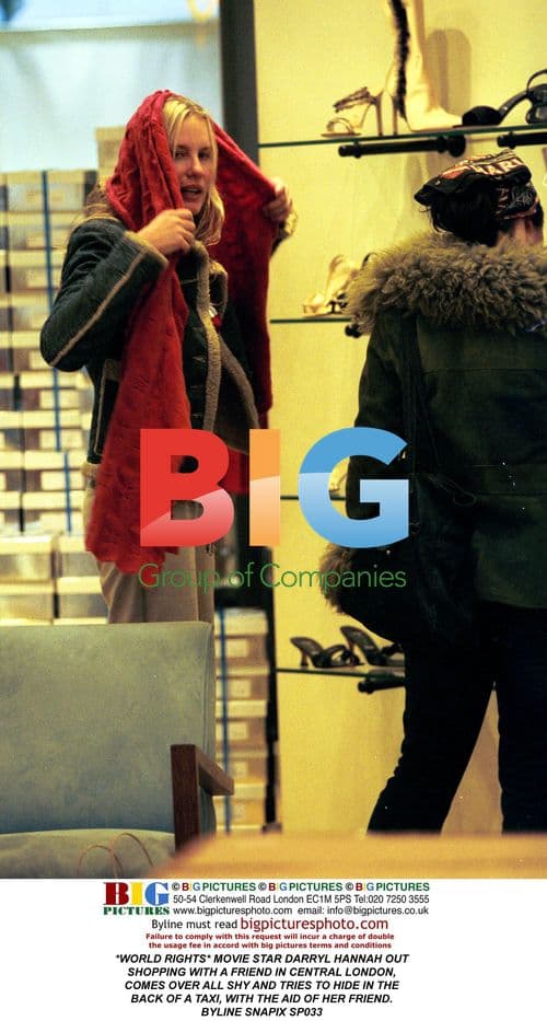 Darryl Hannah Hides In Taxi