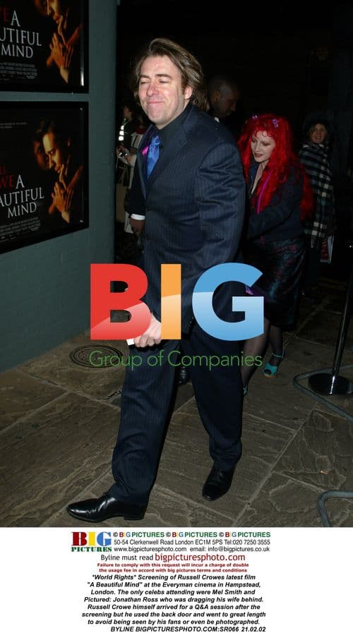 Russell Crowe avoids fans at film screening