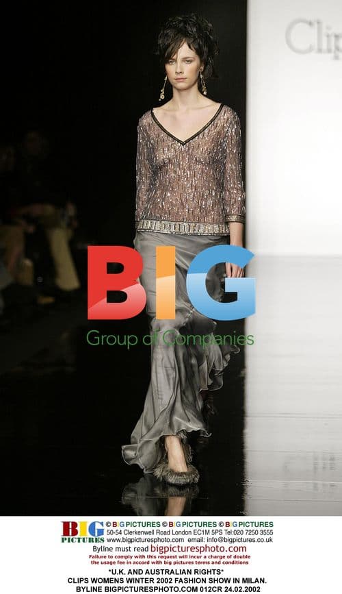 CLIPS WOMENS WINTER 2002 FASHION SHOW IN MILAN