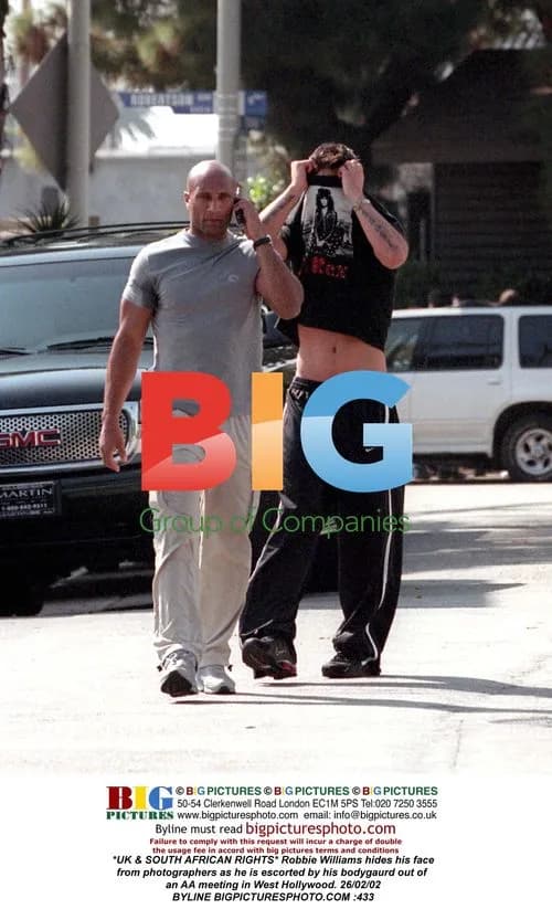 Robbie Williams hides face after AA meeting