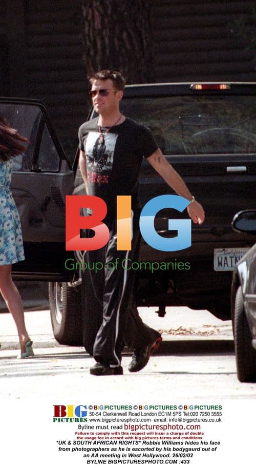 Robbie Williams escapes paparazzi