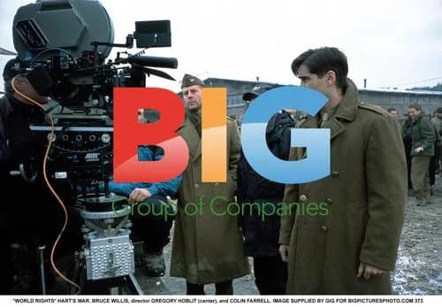 BRUCE WILLIS, GREGORY HOBLIT, and COLIN FARRELL on HART'S WAR set