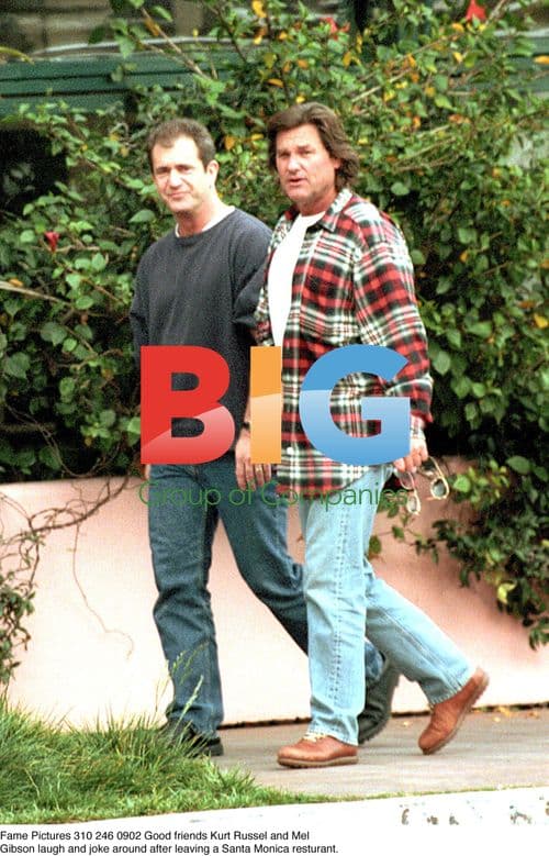 Kurt Russel and Mel Gibson leaving restaurant