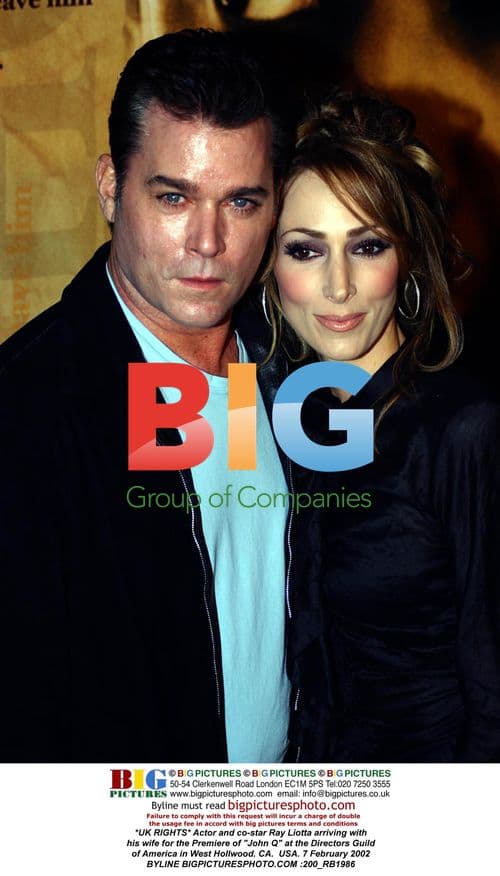 Ray Liotta arrives with wife for "John Q" premiere