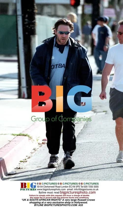 Russell Crowe Shopping in Hollywood