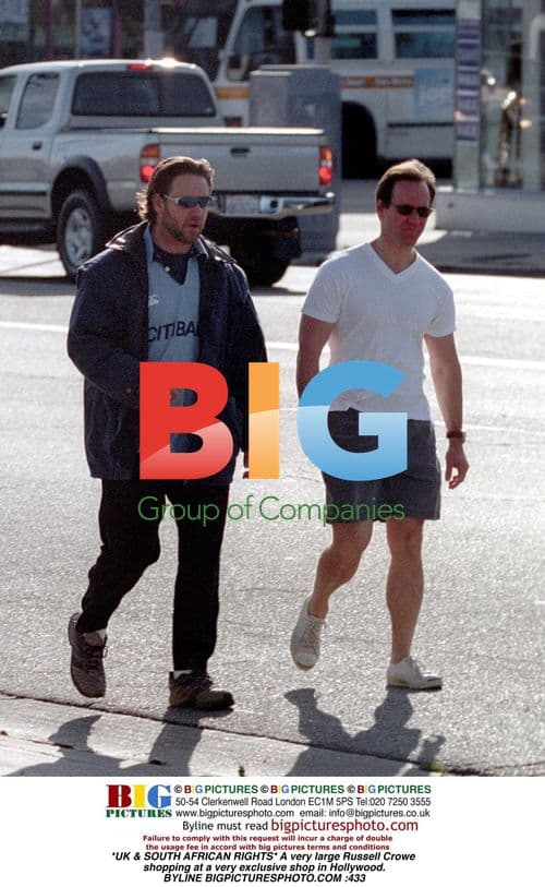 Russell Crowe Shopping in Hollywood