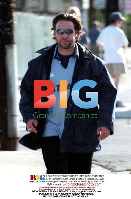 Russell Crowe Goes Shopping in Hollywood