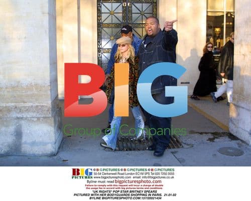 Britney Spears Shopping in Paris with Bodyguards