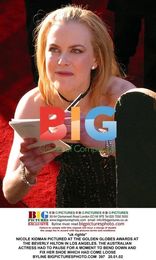 NICOLE KIDMAN FIXES SHOE AT GOLDEN GLOBES