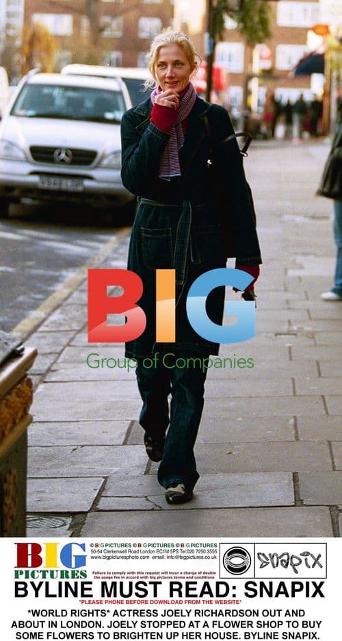 Joely Richardson Buys Flowers in London